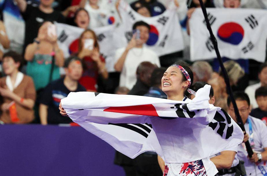 英格兰羽毛球队鏖战法国羽毛球队,辛杜三分雨点燃全场 英格兰羽毛球队鏖战法国羽毛球队,辛杜三分雨点燃全场