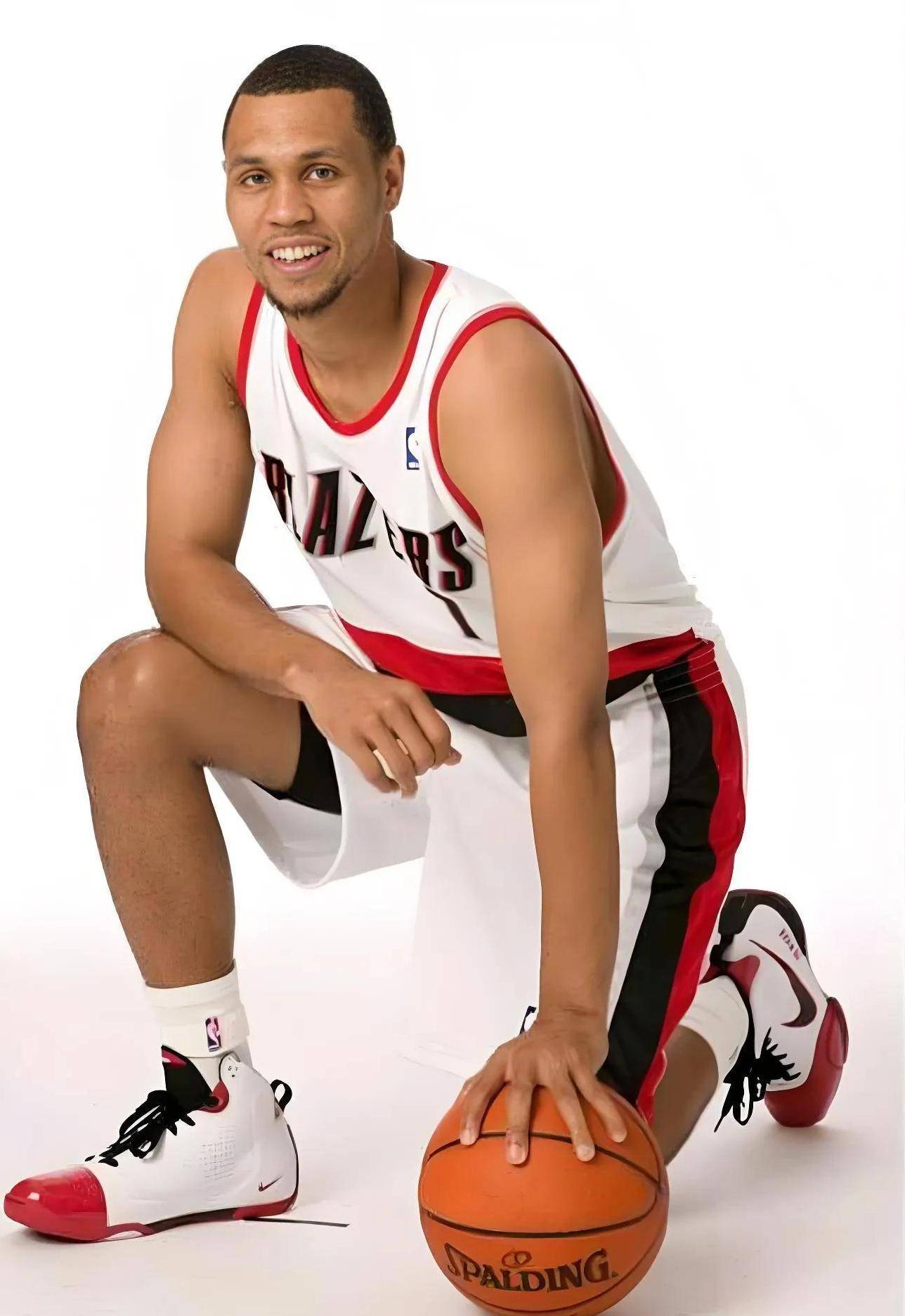 开云下载-开拓者主帅宣布离职,球队陷入混乱