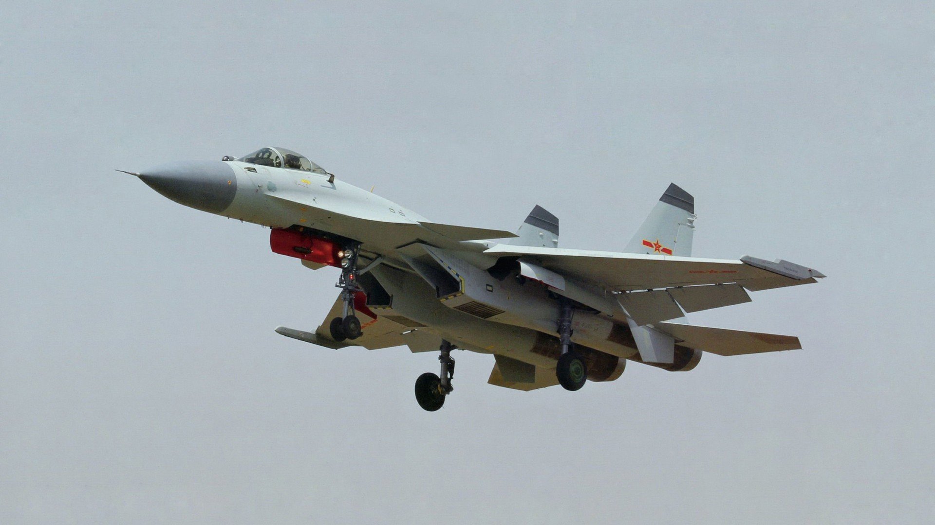 开云APP-F1新赛季揭幕战与足球战场的双重焦点，塞维利亚单节击溃利物浦的战术启示