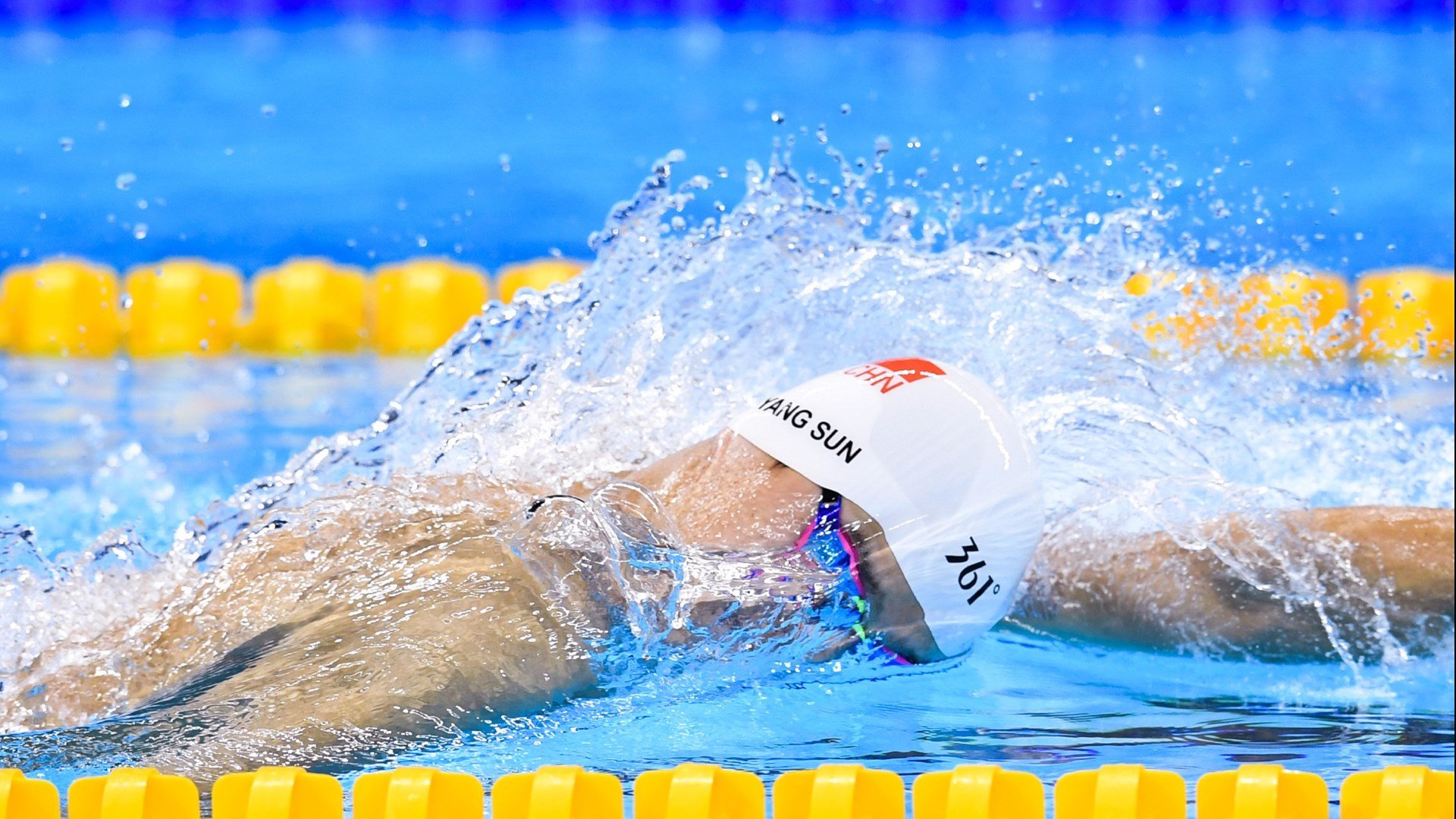 开云体育登录-伊布传奇之夜，那不勒斯险胜拜仁，不老神话再刷新纪录