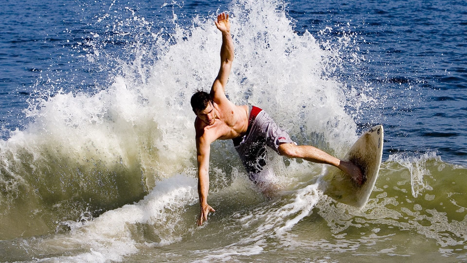 开云APP-赛道奇迹，皮亚斯特里统治全场，索伯车队史诗逆转迈凯伦